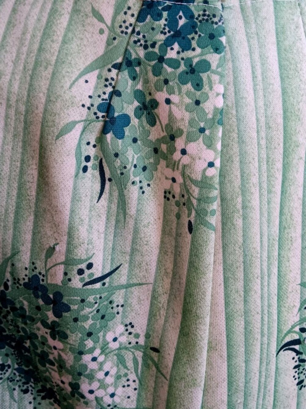 True Vintage Tank Top Medium 1970s Green Wild Print Poyester Handmade Floral